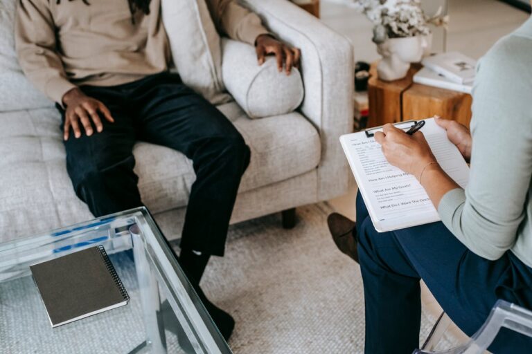 Read more about the article From Confusion to Clarity: How Life Coaching Helps You Find Your Path